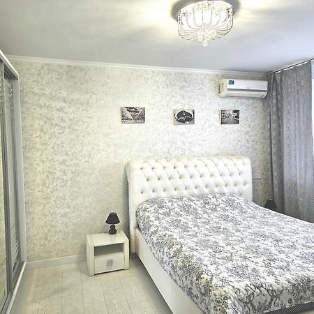 Black And White Apartment Chisinau Bagian luar foto