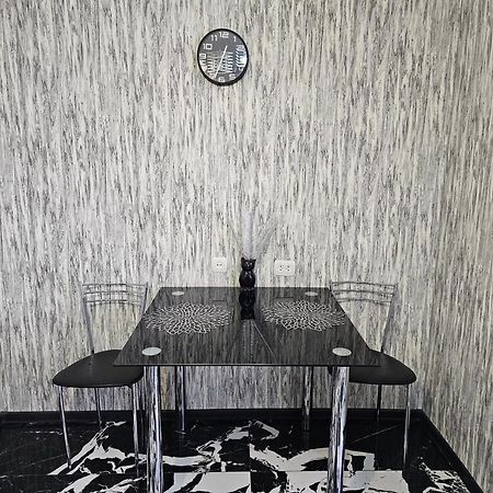 Black And White Apartment Chisinau Bagian luar foto