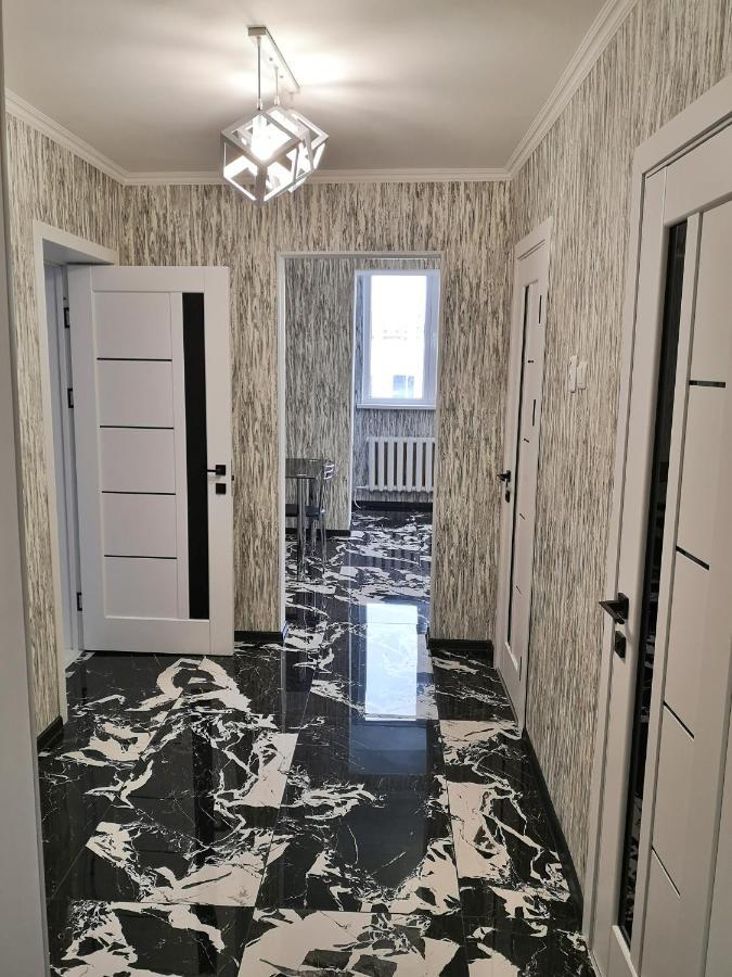 Black And White Apartment Chisinau Bagian luar foto