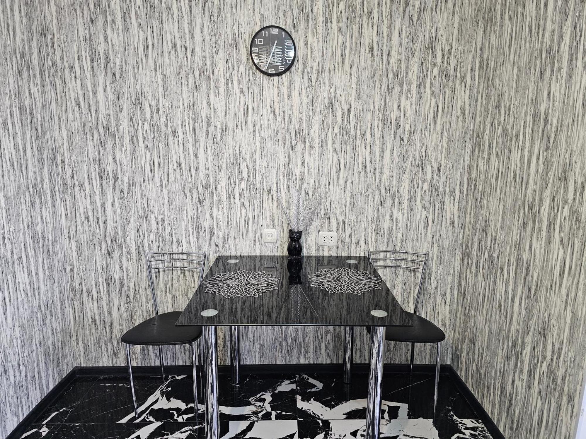 Black And White Apartment Chisinau Bagian luar foto