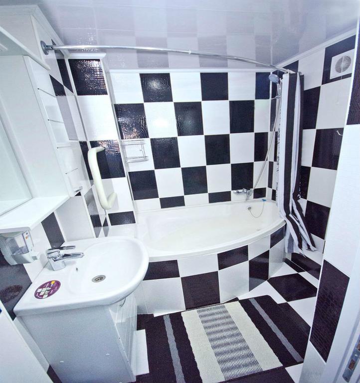 Black And White Apartment Chisinau Bagian luar foto